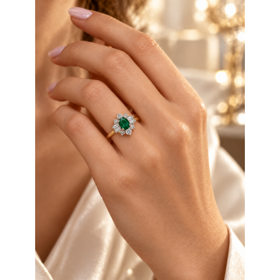 Pre Owned 18ct Emerald and Diamond Ring ZC123